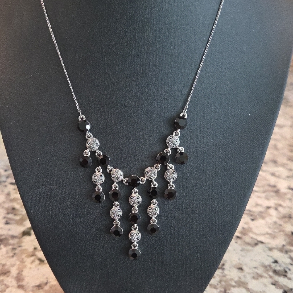 Source Unknown Black and Silver Dangle Necklace